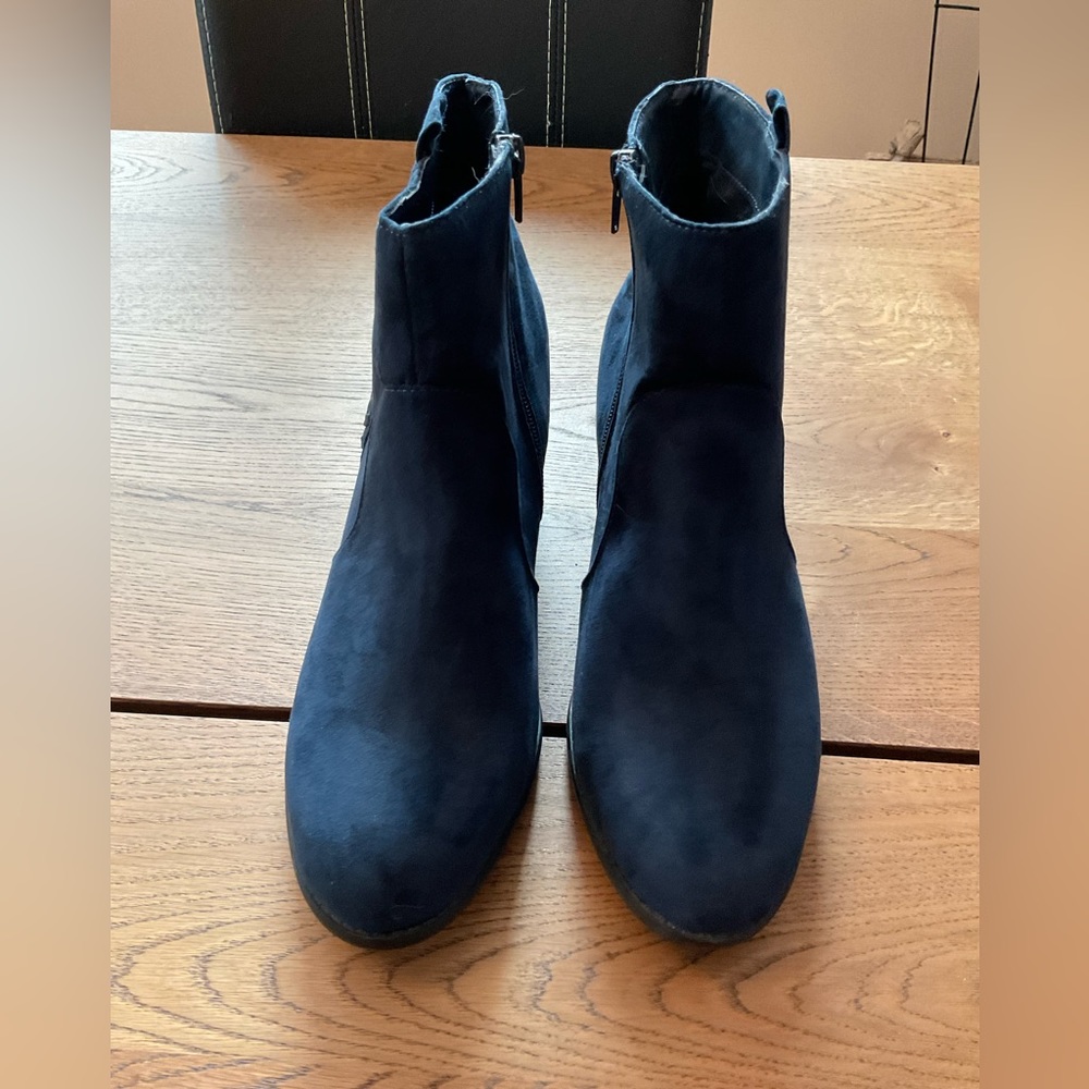 Women Boots . Size 11 . Blue suede